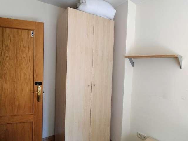 Habitación en alquiler en Valdeacederas, Madrid