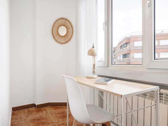 Habitación en alquiler en Valdeacederas, Madrid