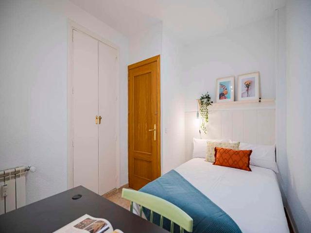 Habitación en alquiler en Valdeacederas, Madrid