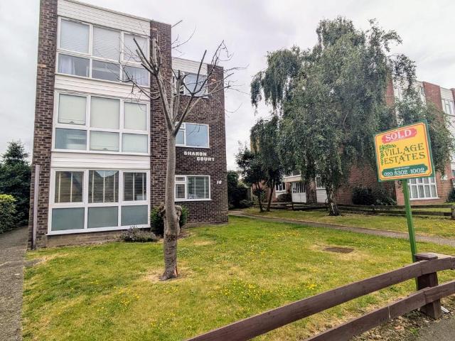 Apartment for rent in Longlands, Greater London