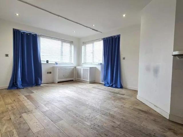 Apartment for rent in Collier Row, Greater London