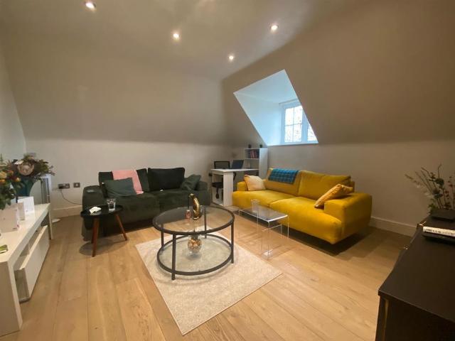 Apartment for rent in The Hale, Greater London