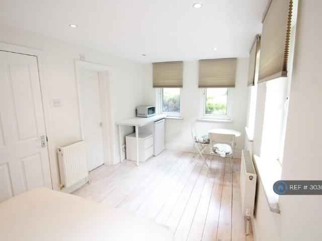 Apartment for rent in The Hale, Greater London