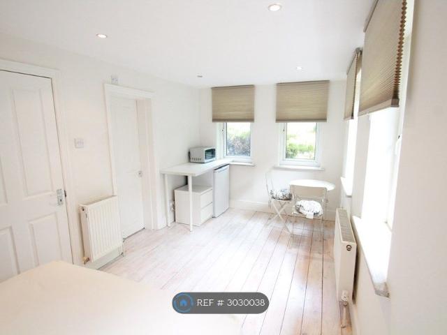 Studio for rent in The Hale, Mill Hill