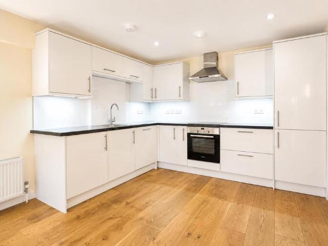 Apartment for rent in Heol-las, Surrey