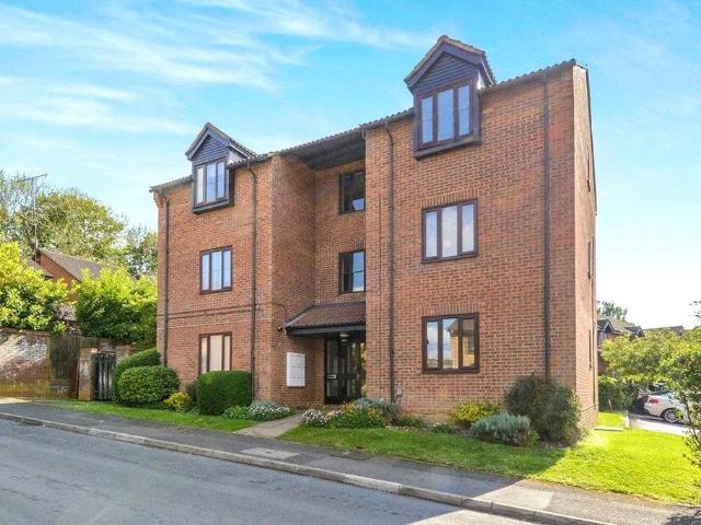 Apartment for rent in Grovehill, Pouchen End