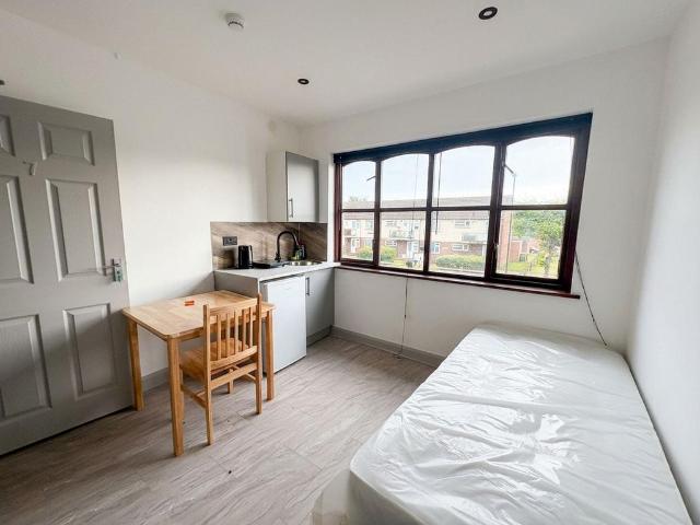 Apartment for rent in Longlands, Halfway Street
