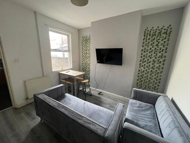 House for rent in Calderstones