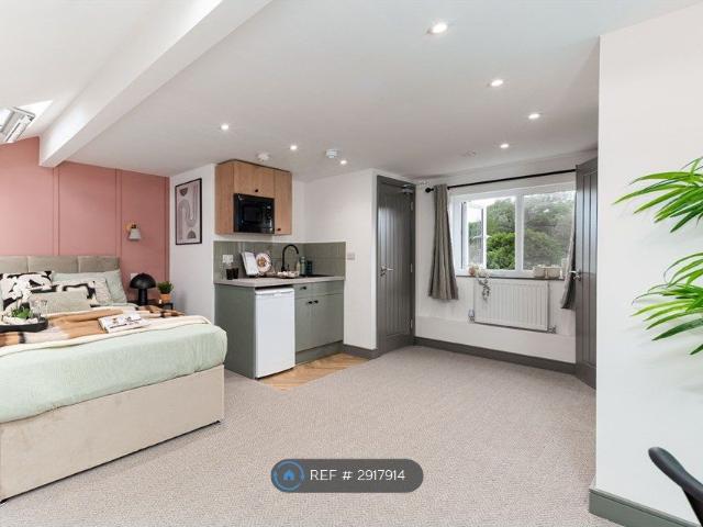 Room for rent in Woodbank Estate, Portwood