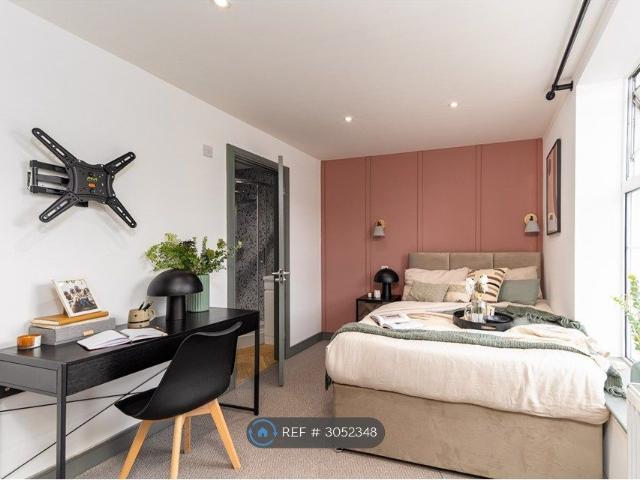 Room for rent in Woodbank Estate, Portwood