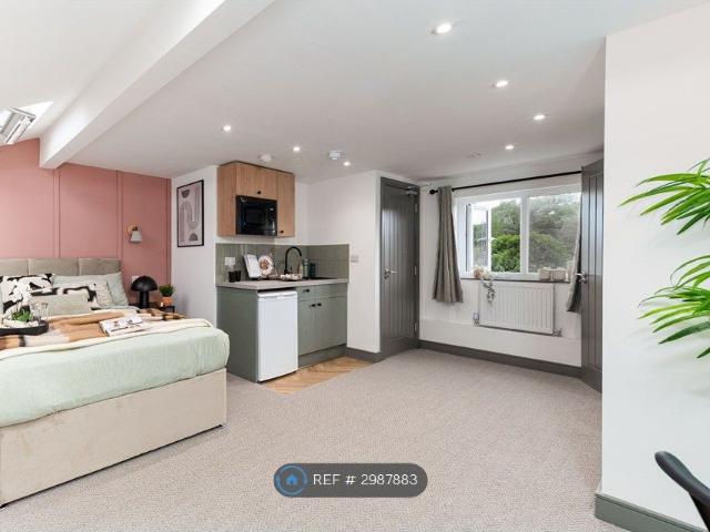 Room for rent in Woodbank Estate, Portwood