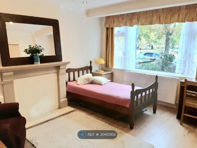 Room for rent in Benhilton, Greater London