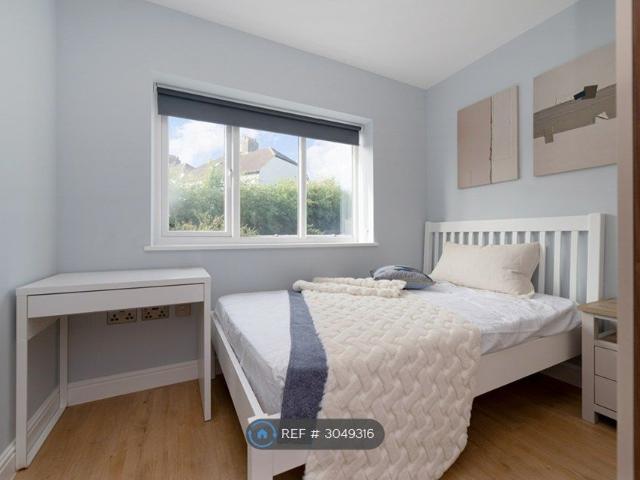 Room for rent in Benhilton, Greater London