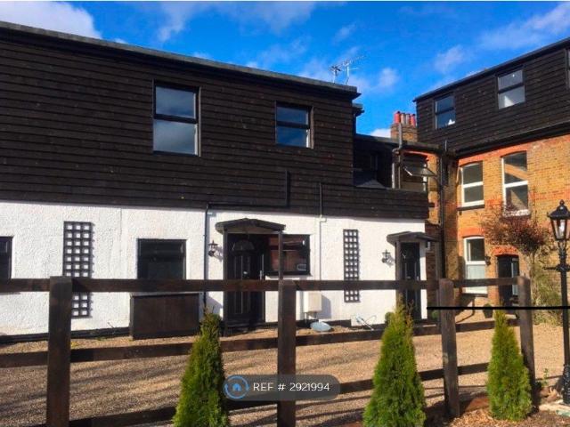 Apartment for rent in Northwood, Greater London