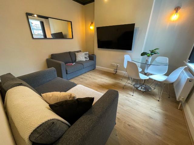 House for rent in Elm Park, Calderstones