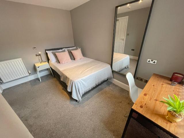 House for rent in Elm Park, Calderstones
