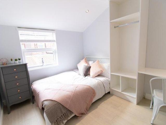 House for rent in Elm Park, Calderstones