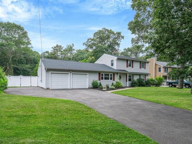 House for sale in Manorville