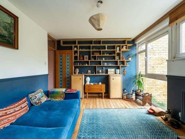 Townhouse for rent in Myatt's Fields, Greater London
