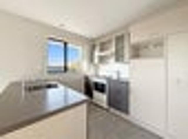 Townhouse for rent in Chaslands, Canterbury