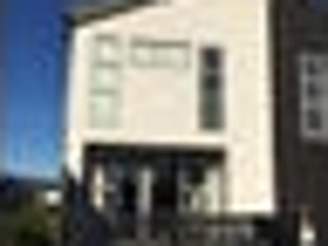Townhouse for rent in Chaslands, Canterbury
