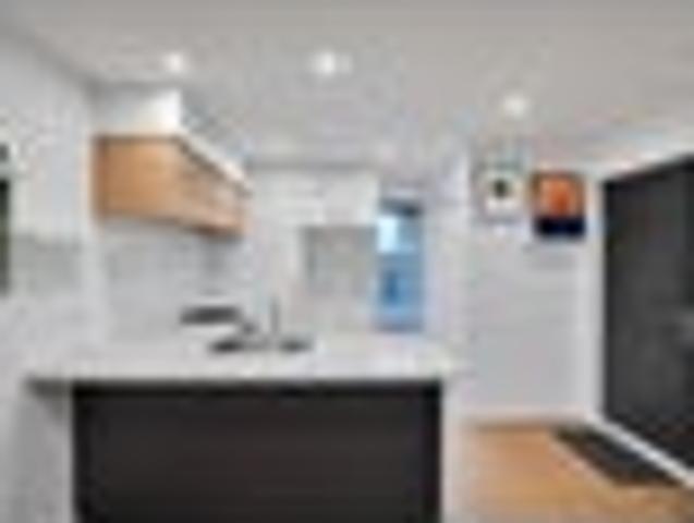 Townhouse for rent in Chaslands, Canterbury