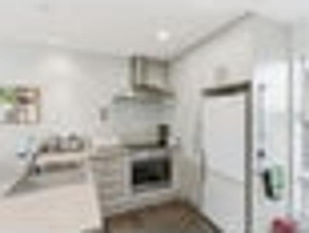 Townhouse for rent in Chaslands, Canterbury