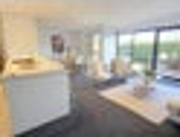Townhouse for rent in Chaslands, Canterbury
