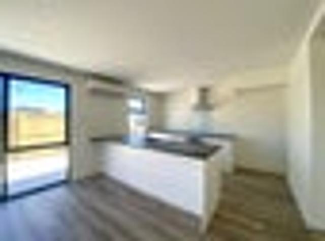 Townhouse for rent in Chaslands, Canterbury
