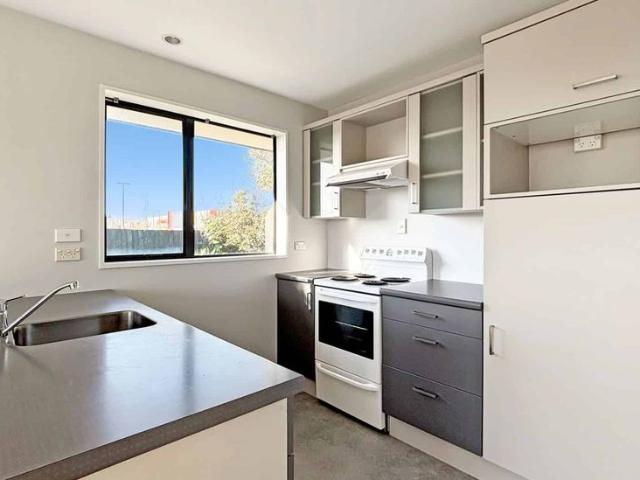 Townhouse for rent in Chaslands, Canterbury