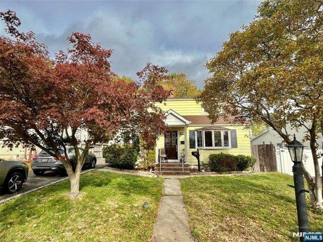 House for sale in Elmwood Park, New Jersey