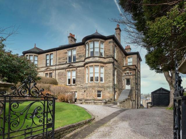 Apartment for rent in Dumbreck, Glasgow