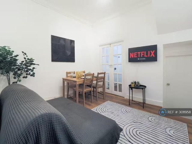 Apartment for rent in West Kensington, Greater London