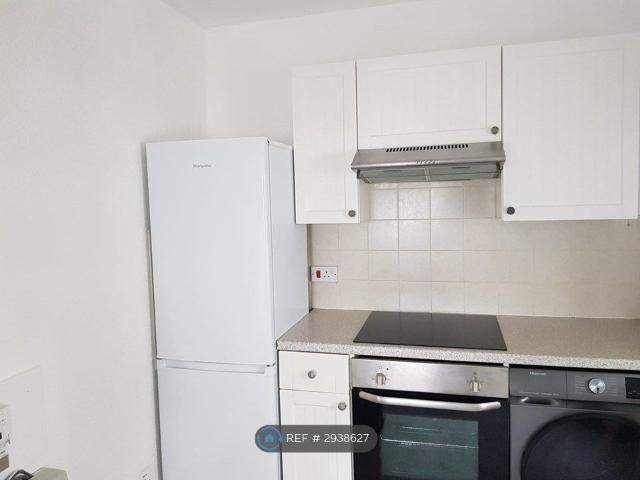 Apartment for rent in Roselands, Eastbourne