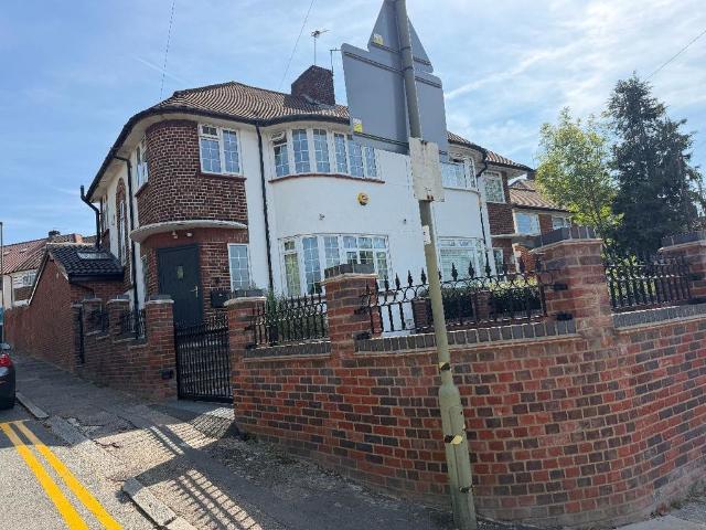 Apartment for rent in Brunswick Park, Greater London