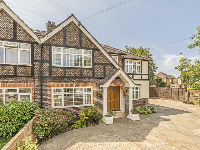Apartment for rent in Blackhills, Surrey