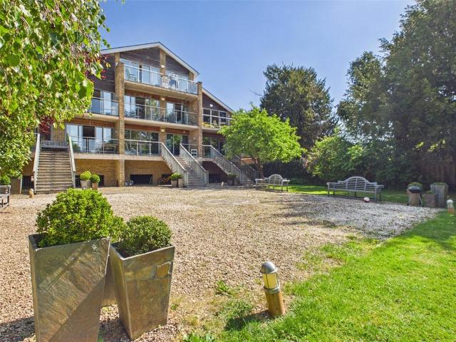 Apartment for rent in Hampton, Greater London