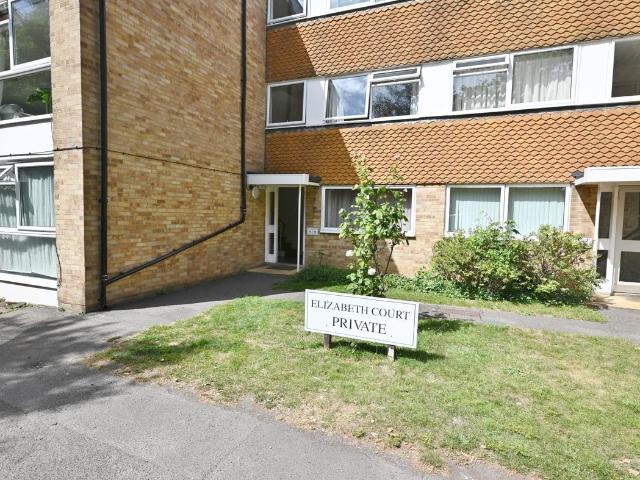Apartment for rent in Hampton Hill, Greater London