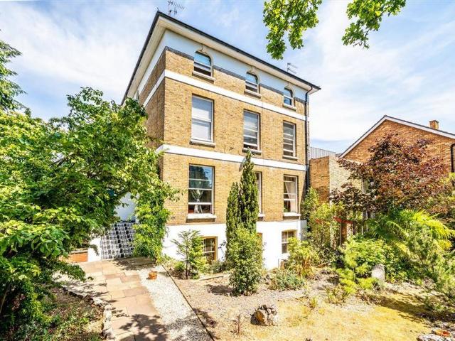 Apartment for rent in Hampton Hill, Greater London