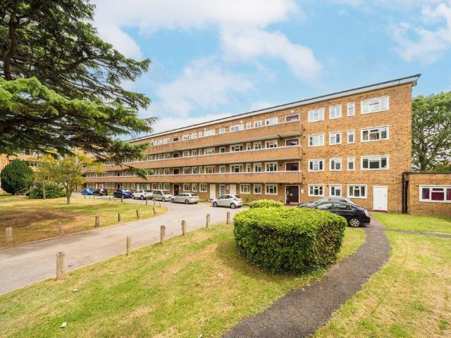 Apartment for rent in Strawberry Hill, Greater London