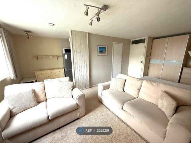Studio for rent in Spring Park, Luton