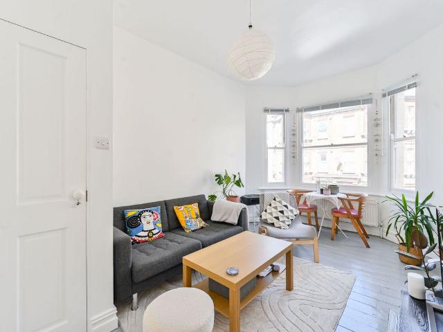 Apartment for rent in Myatt's Fields, Greater London