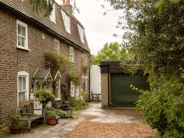 House for rent in London Borough of Merton, Cat Hill