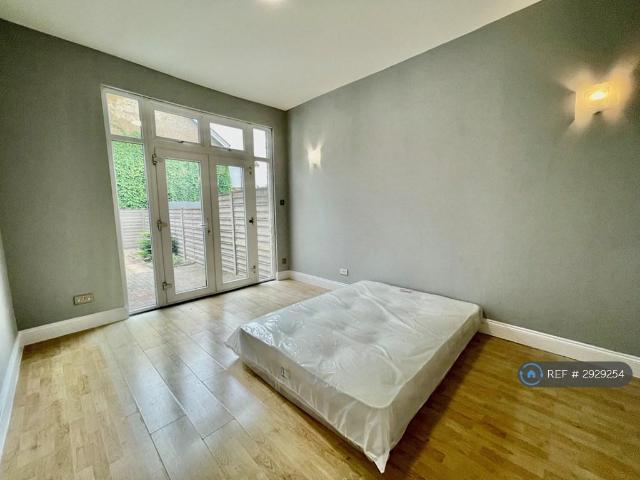 Apartment for rent in London Borough of Ealing, Park Royal
