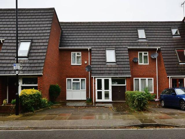 Apartment for rent in London Borough of Ealing, Park Royal