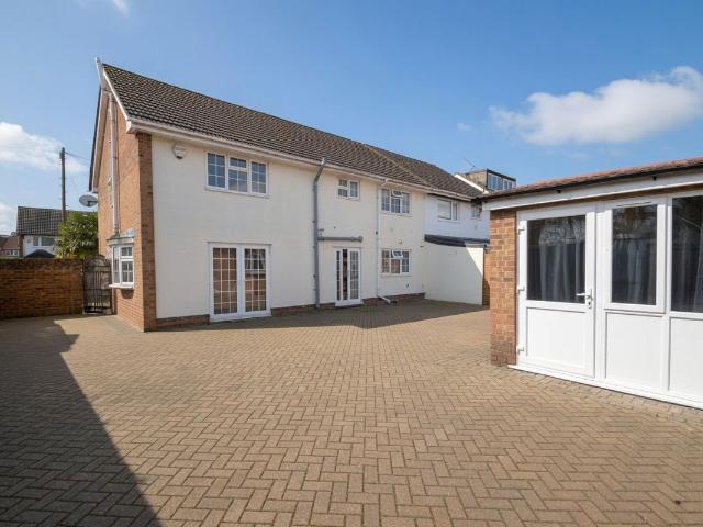 Room for rent in Lower Halliford, Surrey