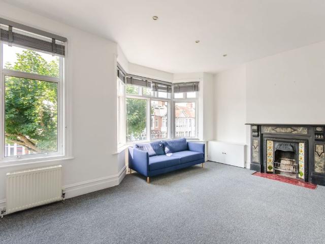 Apartment for rent in Brondesbury, Greater London