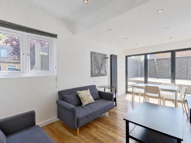 Apartment for rent in London Borough of Merton, Collier's Wood