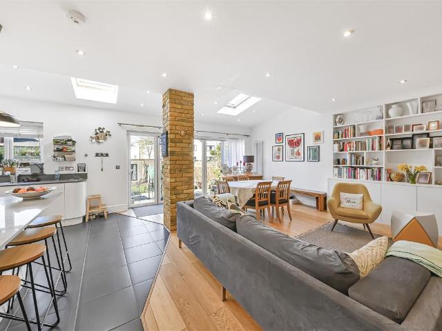 Apartment for rent in Brondesbury, Greater London