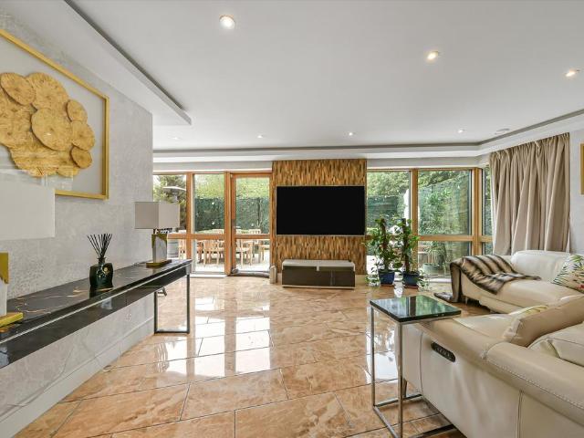Apartment for rent in Queen's Park, Greater London